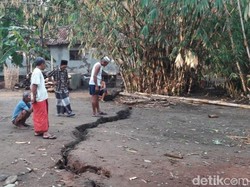 Tanah Retak Sepanjang 70 Meter Ancam Belasan Rumah di Pemalang