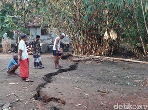 Tanah Retak Sepanjang 70 Meter Ancam Belasan Rumah di Pemalang Tanah Retak Sepanjang 70 Meter Ancam Belasan Rumah di Pemalang