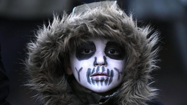 A participant in a Halloween zombie walk event poses in Essen, western Germany on October 31, 2019. (Photo by INA FASSBENDER / AFP)