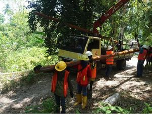 Naik-naik ke Puncak Gunung! Ini Susahnya PLN Bawa Ratusan Kilo Tiang Naik-naik ke Puncak Gunung! Ini Susahnya PLN Bawa Ratusan Kilo Tiang