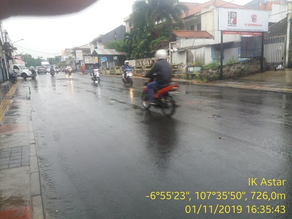 Banjir di Pagarsih Bandung Surut, Lalu Lintas Kembali Dibuka Banjir di Pagarsih Bandung Surut, Lalu Lintas Kembali Dibuka