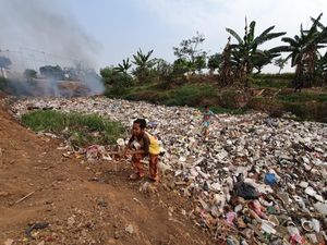 Tumpukan Sampah di Kali Jambe Bekasi Dibersihkan Besok Pagi Tumpukan Sampah di Kali Jambe Bekasi Dibersihkan Besok Pagi