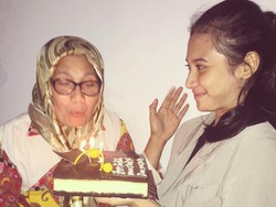 Unggahan Indah Permatasari di Hari Ibu Bikin Mewek: Ibu Tetaplah Ibu