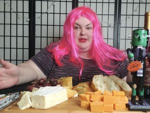 Bahas Bunuh Diri Massal di Video Mukbangnya, Youtuber Ini Dikecam Netizen Bahas Bunuh Diri Massal di Video Mukbangnya, Youtuber Ini Dikecam Netizen