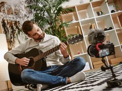 Ini Pria Ganteng  & Wanita Cantik yang Jadi Tajir Gara-gara YouTube