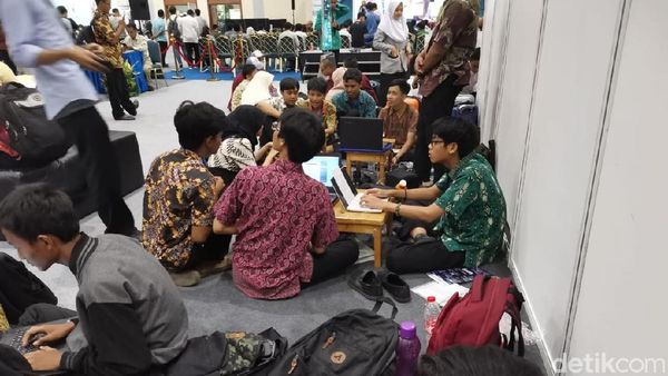 Hujan Lebat, Pemburu Diskon di Indocomtech 2019 Tetap Ramai