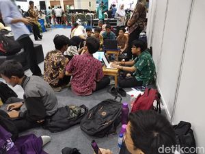 Hujan Lebat, Pemburu Diskon di Indocomtech 2019 Tetap Ramai