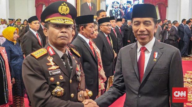 Pelantikan Idham Azis Idham Azis bersama Presiden Joko Widodo saat pelantikan dirinya sebagai Kapolri di Istana Negara, Jakarta, Jumat, 1 November 2019.