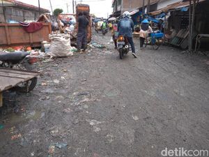 Warga Keluhkan Tumpukan Sampah di Jalanan Pasar Padang Bulan Medan