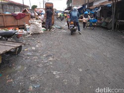Warga Keluhkan Tumpukan Sampah di Jalanan Pasar Padang Bulan Medan