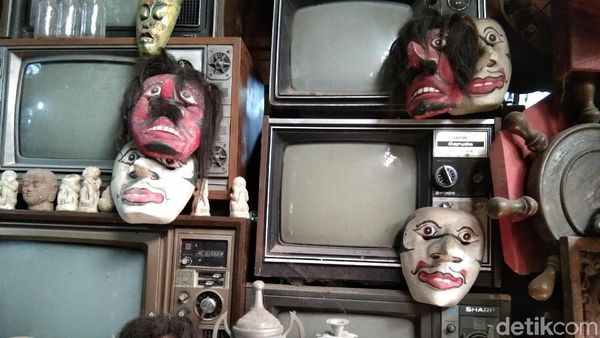 Potret Barang-Barang Antik di Pasar Triwindu Solo