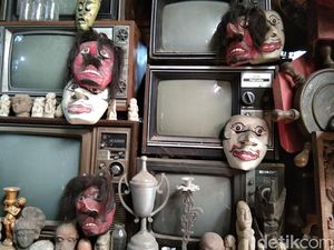 Potret Barang-Barang Antik di Pasar Triwindu Solo Potret Barang-Barang Antik di Pasar Triwindu Solo