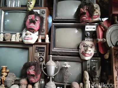 Potret Barang-Barang Antik di Pasar Triwindu Solo
