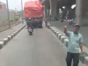 Parah! Sopir Truk Rogoh Rp 600-800 Ribu Buat Pungli Preman dan Aparat Parah! Sopir Truk Rogoh Rp 600-800 Ribu Buat Pungli Preman dan Aparat
