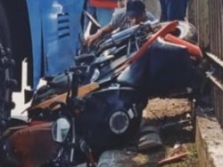 Hindari Polisi di Busway, Pemotor Lawan Arus Lalu Tabrak TransJakarta