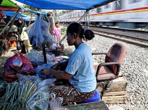 Pasar Gaplok di Pinggir Rel Kereta Api yang Melegenda