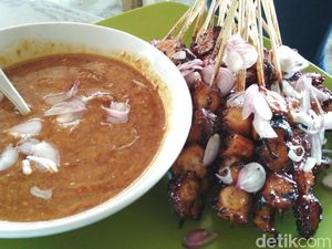 Menikmati Gurih Kenyal Sate Gurita di Tepi Pantai Jolosutro Menikmati Gurih Kenyal Sate Gurita di Tepi Pantai Jolosutro