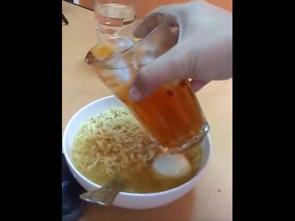 Mie Instan Campur Es Teh Manis Racikan Netizen, Siapa Mau? Mie Instan Campur Es Teh Manis Racikan Netizen, Siapa Mau?