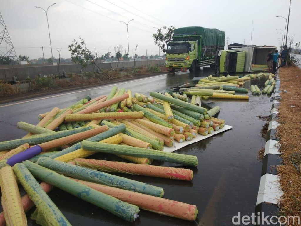 Truk Muat Kain Gelondongan Terguling di Jalur Arteri Porong, Dua Orang Luka Truk Muat Kain Gelondongan Terguling di Jalur Arteri Porong, Dua Orang Luka