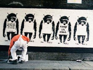 Terungkap! Teka-teki Identitas Banksy Dibongkar Seorang Fotografer