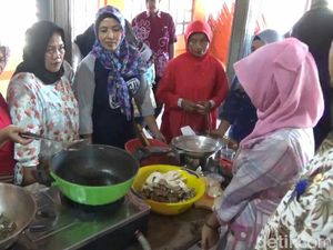 Puluhan Janda di Tulungagung Kais Rezeki dengan Bikin Sambal Dower
