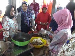 Puluhan Janda di Tulungagung Kais Rezeki dengan Bikin Sambal Dower