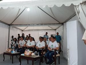 Hujan-hujan, Luhut dan Budi Karya Rayakan Ultah Gojek di GBK