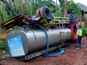 Truk Tangki di Trenggalek Terbalik Saat Salurkan Bantuan Air Bersih