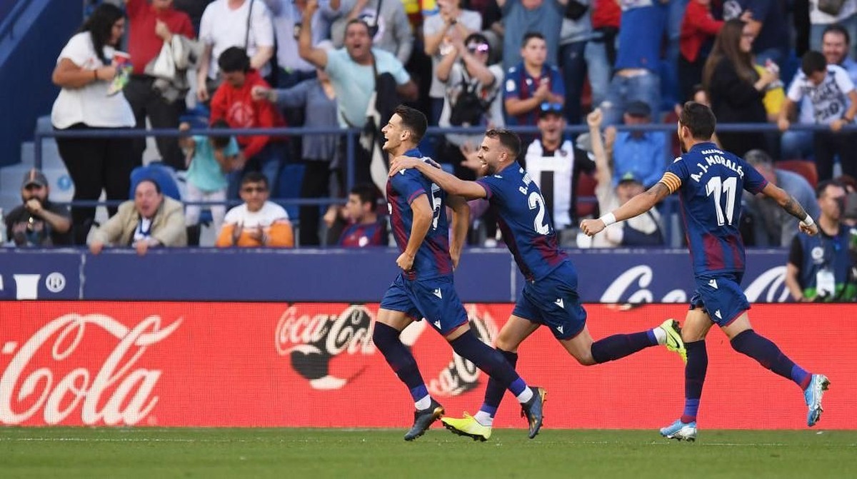 Levante sukses mencetak tiga gol ke gawang Barcelona. Foto: Alex Caparros/Getty Images