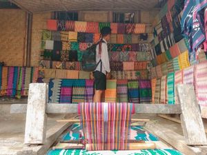 Suku Sasak Lombok: Tradisi Kawin Lari & Rumah dari Kotoran Kerbau