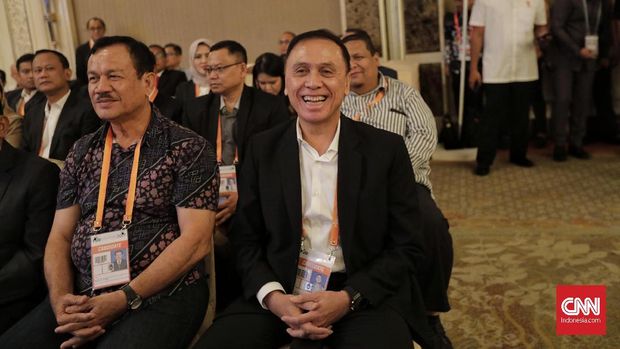 Iwan Bule (kanan) terpilih sebagai ketua PSSI baru.