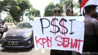 Seorang demonstran membentangkan poster.