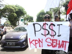 Seorang demonstran membentangkan poster.
