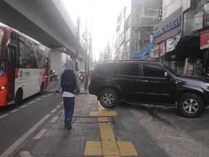 Ironi Trotoar Diperlebar, tapi Pejalan Kaki Tergusur Parkir Liar Ironi Trotoar Diperlebar, tapi Pejalan Kaki Tergusur Parkir Liar