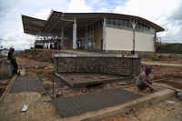 Beberapa pekerja di Bandara Yuvai Semaring Long Bawan Krayan