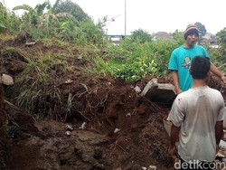 Detik-detik Jebolnya Tanggul yang Hantam 2 Rumah dan Tewaskan 1 Orang