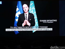 Presiden FIFA Gianni Infantino memberikan sambutan melalui video.