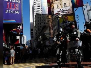 Polisi Hong Kong Tak Berseragam Tangkap Pendemo di Mal