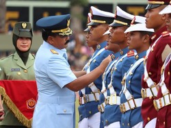 Riri Anak Sopir Truk Raih Lulusan Terbaik Taruni Akademi AL