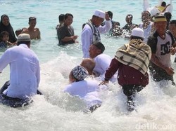 Rebo Bontong, Ritual Mandi Bersama Suku Sasak