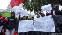 Mereka juga membawa berbagai poster.