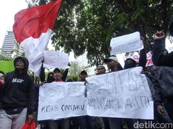 Mereka juga membawa berbagai poster.