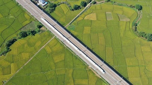 Momen Indah Peluru Raksasa Melintas di Antara Hamparan Sawah