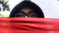 Massa datang ke Hotel Shangri-La, Jakarta. Mereka membawa bendera merah putih.
