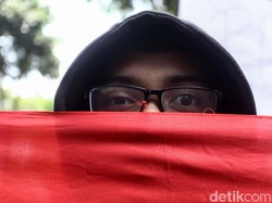 Massa datang ke Hotel Shangri-La, Jakarta. Mereka membawa bendera merah putih.