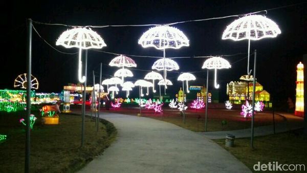 Foto: Kerlap-kerlip Lampion di Festival of Light Cirebon