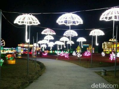 Foto: Kerlap-kerlip Lampion di Festival of Light Cirebon