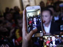 Pemilihan Ketua Umum PSSI dilaksanakan dalam Kongres Luar Biasa (KLB) pemilihan PSSi di Hotel Shangri-La, Jakarta, Sabtu (2/11/2019). Satu calon ketua umum La Nyalla M. Mattalitti memutuskan menarik diri dari Kongres itu dan tidak hadir. Sementara itu, Bernhard Limbong mundur tepat sebelum acara dimulai.