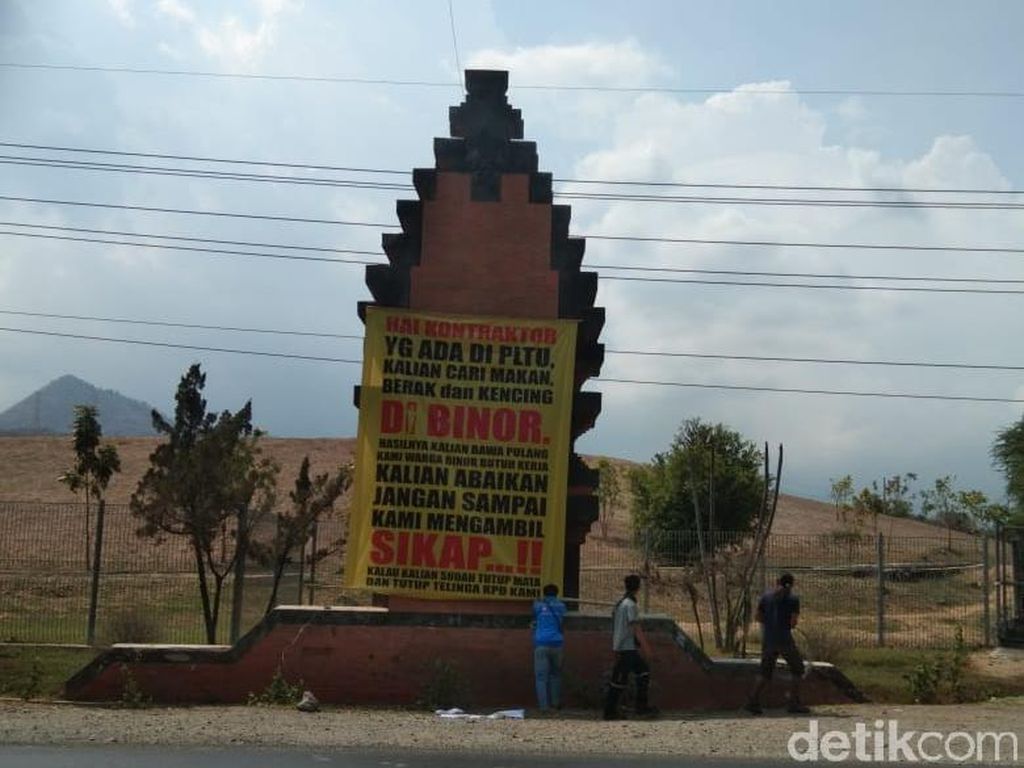 Warga Sekitar PLTU Paiton Minta Kerjaan dengan Pasang Banner Tuntutan Warga Sekitar PLTU Paiton Minta Kerjaan dengan Pasang Banner Tuntutan