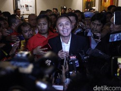 Dalam prosesnya, enam caketum lain meninggalkan ruangan Kongres PSSI. Fary Djemy Francis, Vijaya Fitriyasa, Yesayas Octavianus, Aven Hinelo, Benny Erwin, dan Sarman El Hakim diusir ke luar ruangan oleh Sekjen PSSI Ratu Tisha Destria.
